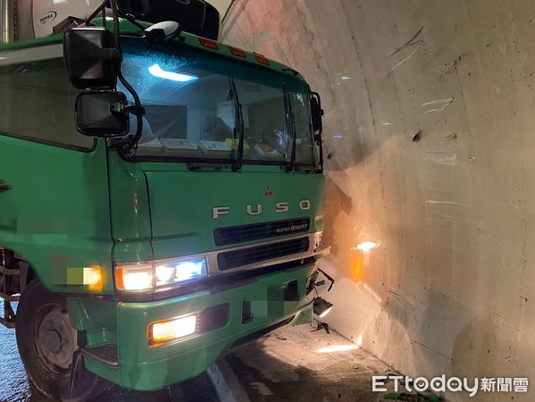 ▲▼大貨車撞蘇花改蘇澳隧道壁卡住了。（圖／記者游芳男翻攝，下同）