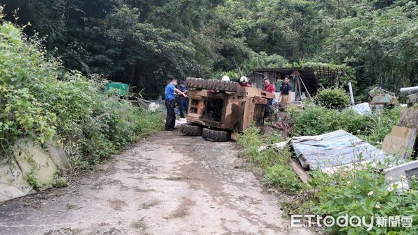 ▲▼台北市南港區研究院路二段一處山坡，一台小山貓推土機翻覆，駕駛遭壓亡。（圖／記者黃彥傑攝）