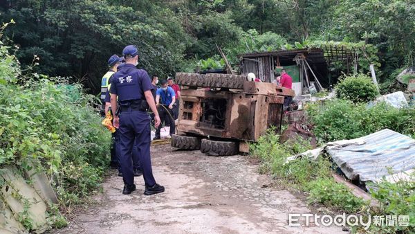 ▲▼台北市南港區研究院路二段一處山坡，一台小山貓推土機翻覆，駕駛遭壓亡。（圖／記者黃彥傑攝）