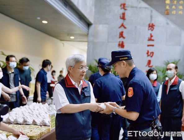 ▲▼北市警局長張榮興在警察節當天，站在門口迎接上班同事，並送上早餐。（圖／記者邱中岳翻攝）