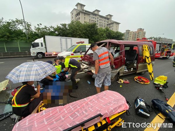 ▲▼國道竹北3車事故　50歲男遭拋飛頭部外傷+骨折共4人送醫。（圖／記者陳凱力翻攝）