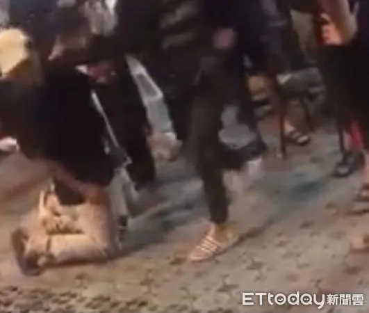 ▲▼上傳臉書影像顯示3名男子跪地遭劉男狠毆頭臉。（圖／記者王兆麟翻攝臉書，下同）