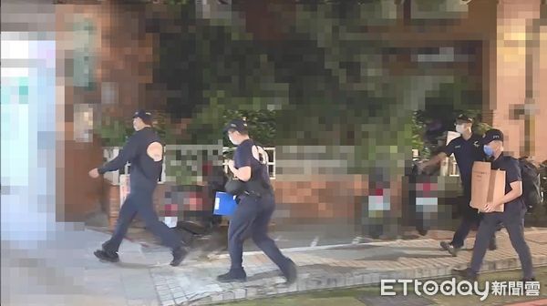 ▲婦人不明原因倒臥住家死亡多日，警方採證人員到場。（圖／記者陸運陞攝）