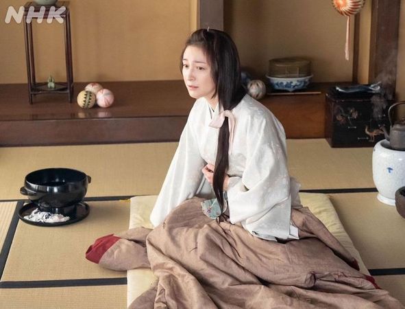 廣末涼子演出NHK晨間劇《爛漫》獲觀眾好評，原定安排她在回想戲中出現，但因不倫醜聞讓電視台相當苦惱。（翻攝自官方Twitter）