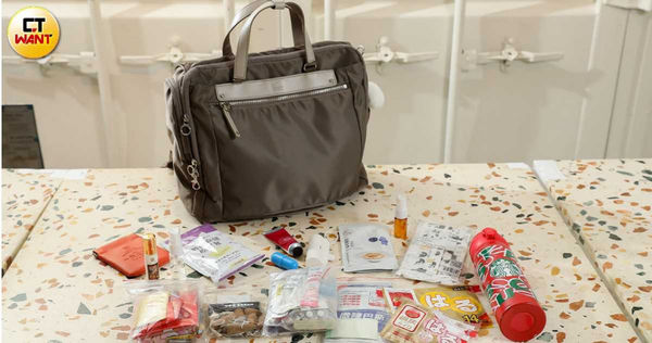 楊小黎熱愛使用夾鏈袋分裝物品，除了一目瞭然也能減輕包包重量。（圖／侯世駿攝）