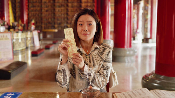 楊小黎在《欺妻49天》中飾演看得到已故藍葦華的馬美芳。（圖／華視提供）