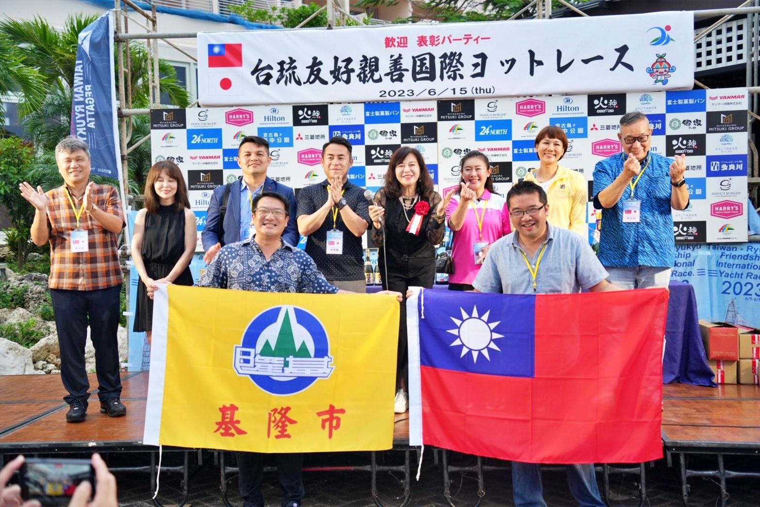 ▲基隆副市長邱佩琳高舉國旗 讓國際看見台灣。（圖／記者郭世賢翻攝）