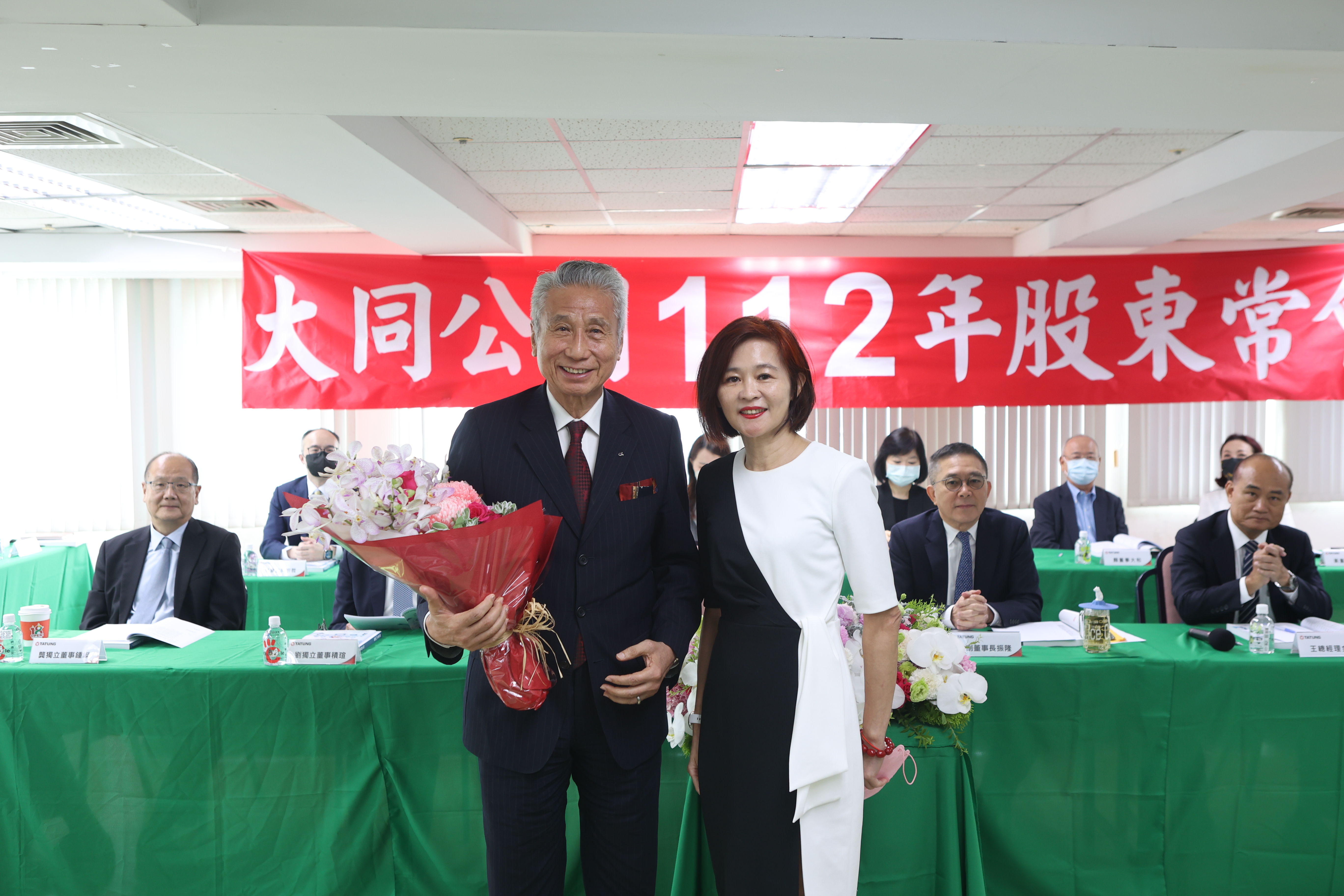 ▲▼大同公司董事長王光祥(左)接受小股東贈花。（圖／大同提供）