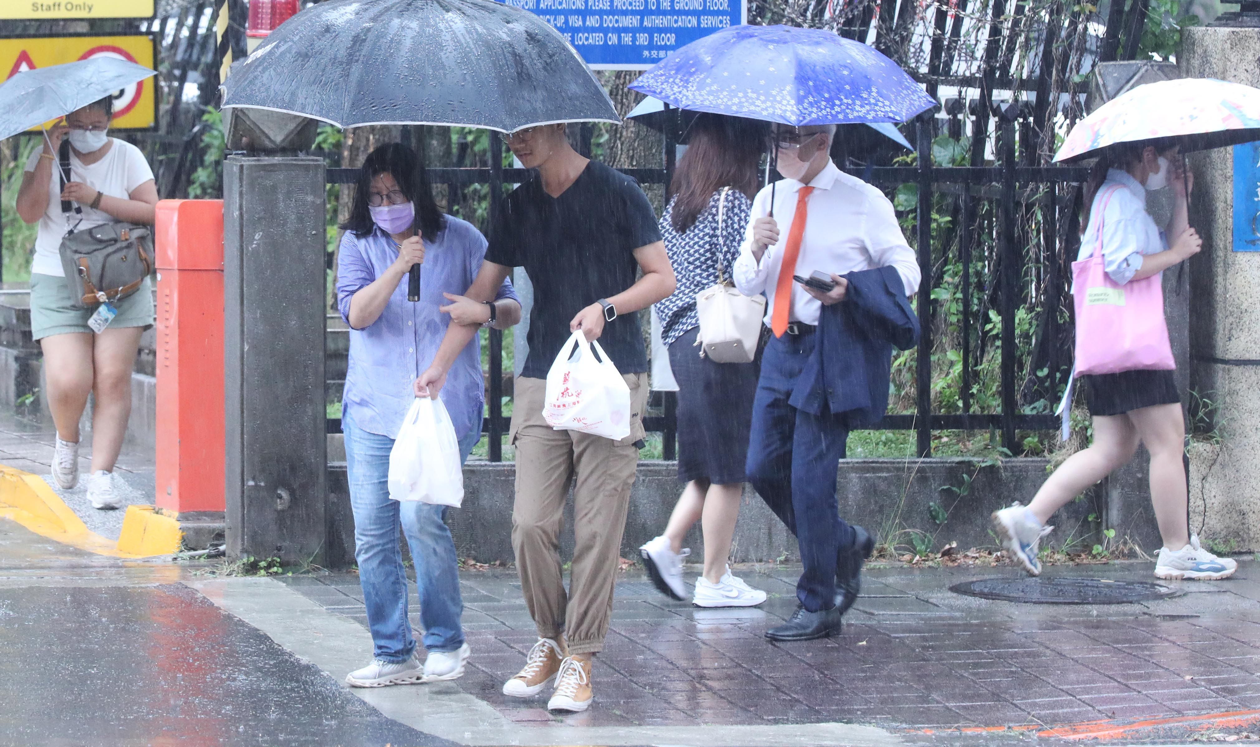 ▲▼天氣 午後大雷雨 民眾措手不及 大雨 沒帶雨具。（圖／記者屠惠剛攝）