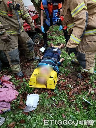 ▲陳姓70歲老農駕鐵牛車在東原山區果園採果作業時，鐵牛車不慎失控滑落，陳男被壓住受困，消防人員搶救脫送醫。（圖／民眾提供，下同）