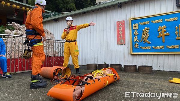 ▲「寶華山慈惠堂」捐贈捲式擔架。（圖／記者楊漢聲翻攝）