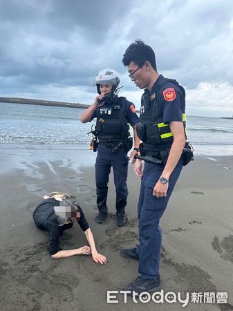 ▲▼新竹南寮海面女子載浮載沉　派出所所長跳海救人。（圖／記者陳凱力翻攝）