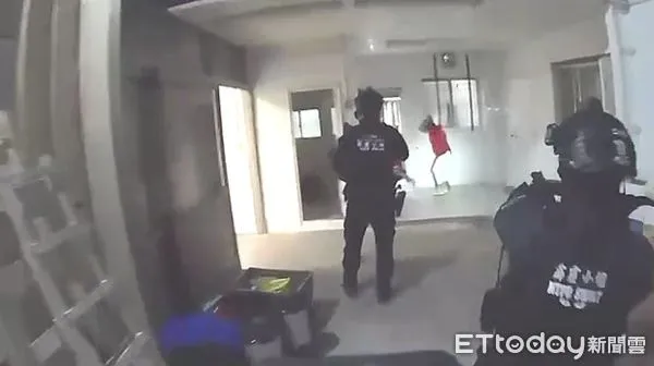 ▲警方前往林男據點攻堅，搜出有天道盟寶陽會標誌口罩。（圖／記者陸運陞翻攝）