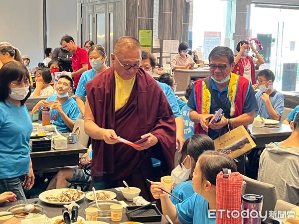 ▲台南市私立噶瑪噶居寺蔣揚社會福利慈善基金會街友之家，舉辦「滿願聚餐」，邀街友、腦麻及脊髓損傷病友等弱勢團體共同享用美食，並贈送實用伴手禮，分送祝福與感受過節氣氛。（圖／記者林悅攝，下同）