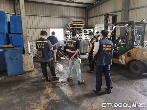 ▲▼保七總隊刑大在日前查獲租用民宅私倒廢棄油水的12名嫌犯。（圖／記者邱中岳翻攝）