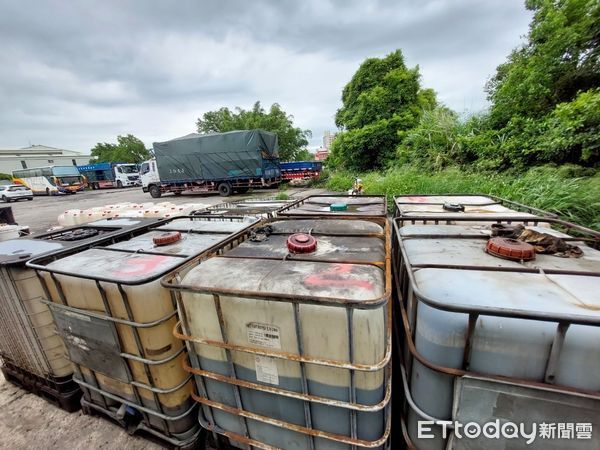 ▲▼保七總隊刑大在日前查獲租用民宅私倒廢棄油水的12名嫌犯。（圖／記者邱中岳翻攝）