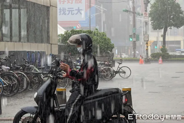 ▲台北午後雷陣雨。（圖／記者林敬旻攝）