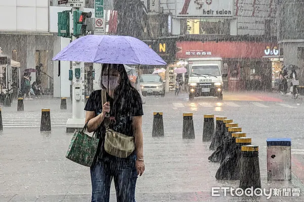 ▲台北午後雷陣雨。（圖／記者林敬旻攝）