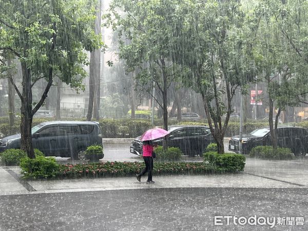 ▲▼大雷雨狂轟雙北,雨天。（圖／記者李姿慧攝）