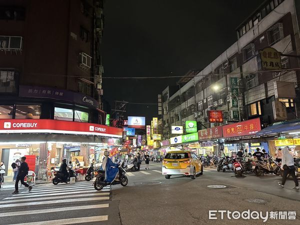 ▲▼石牌夜市商圈周邊人潮穩定，店面已小吃為主。（圖／記者賴志昶攝）