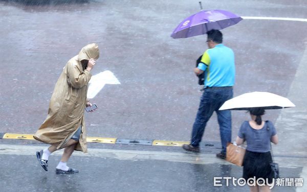 ▲▼天氣 午後大雷雨 民眾措手不及 大雨 沒帶雨具。（圖／記者屠惠剛攝）