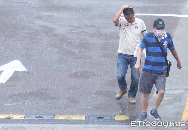 ▲圖為今台北午後大雷雨。（圖／記者屠惠剛攝）