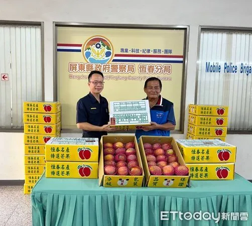 ▲恆春鎮長尤史致贈恆春特產芒果128箱給恆春警分局            。（圖／記者陳崑福翻攝）