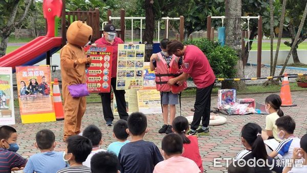 ▲台南市消防局第一大隊東原消防分隊，16日上午在青山國小辦理防火宣導活動，東原「幸福熊」出沒校園，引起一陣騷動。（圖／記者林悅翻攝，下同）