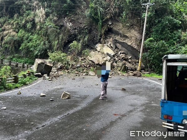 ▲▼  巨大落石擋路中 中埔警分局協助現場交通疏導管制   。（圖／記者翁伊森翻攝）