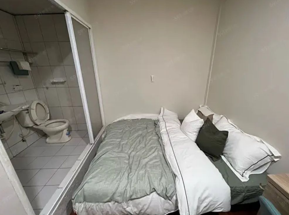 ▲▼套房的雙人床正對廁所。（圖／翻攝591）
