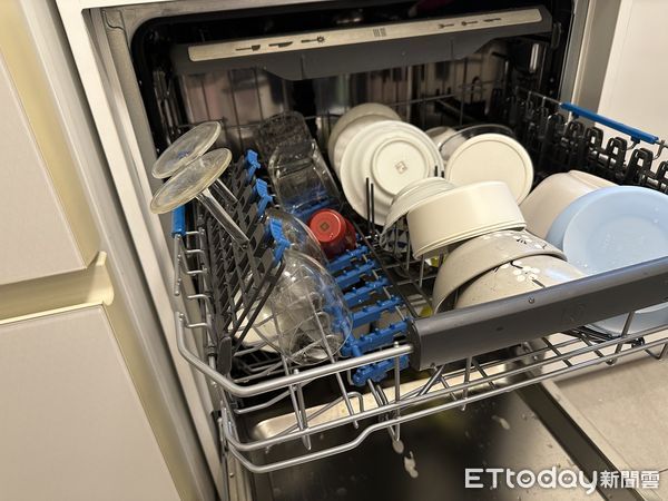 ▲伊萊克斯800系列洗碗機。（圖／記者蔡惠如攝）