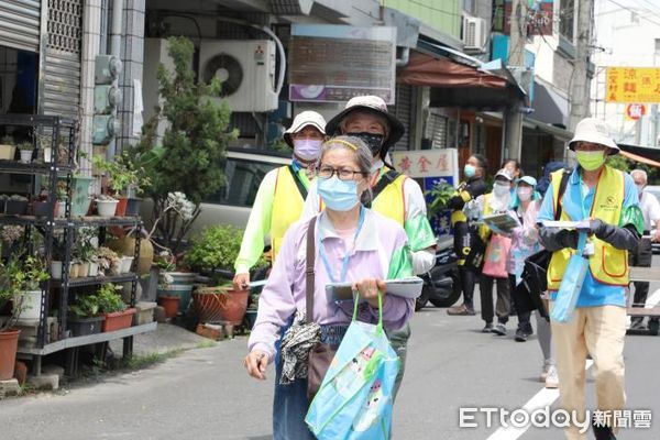 ▲台南市長黃偉哲16日下午陪同特別南下的衛福部疾管署署長莊人祥，視察登革熱相關防治工作情形。（圖／記者林悅翻攝，下同）