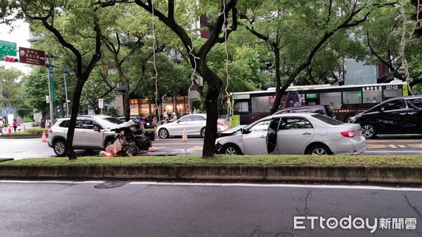 ▲台北市中山北路16日傍晚發生車禍，車頭全爛。（圖／記者黃彥傑攝，下同）
