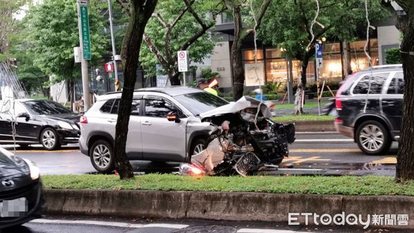 ▲台北市中山北路16日傍晚發生車禍，車頭全爛。（圖／記者黃彥傑攝，下同）