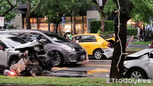 ▲台北市中山北路16日傍晚發生車禍，車頭全爛。（圖／記者黃彥傑攝，下同）