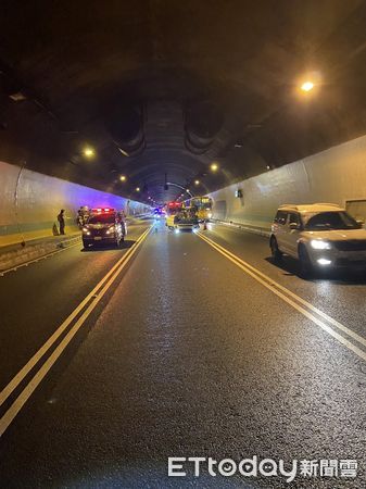 ▲▼國道3號新店隧道2車事故，1車翻覆2人擦挫傷             。（圖／記者陳以昇翻攝）