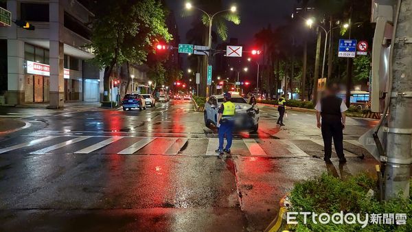 ▲▼北市轎車「鬼切失敗」慘對撞直行公車　驚悚6秒影片曝光。（圖／記者邱中岳翻攝）