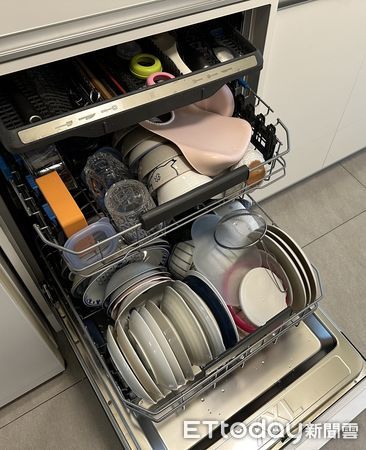 ▲伊萊克斯800系列洗碗機。（圖／記者蔡惠如攝）