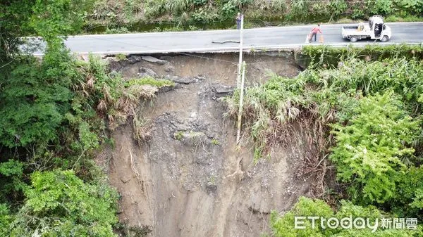 ▲力行產業道路37.5公里處路基崩塌，外側車道暫時封閉。（圖／民眾提供）