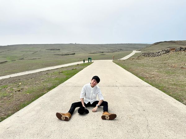 ▲造型氣球柯男遭狼師伸手「勾一下」下面。（圖／「造型氣球柯男」授權提供）