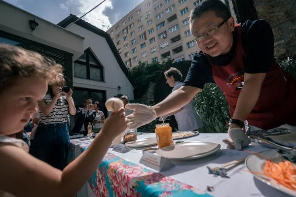 ▲▼文化總會把端午節、台灣潤餅、粽子帶到匈牙利，而駐匈牙利代表劉世忠也以潤餅跟匈牙利薄餅比拚交流。（圖／文化總會提供）