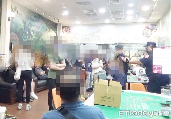 ▲桃園警分局日前在桃園區龍壽街某藝品店破獲大型百家樂職業賭場，現場清查賭客與賭資等證物。（圖／記者沈繼昌翻攝）