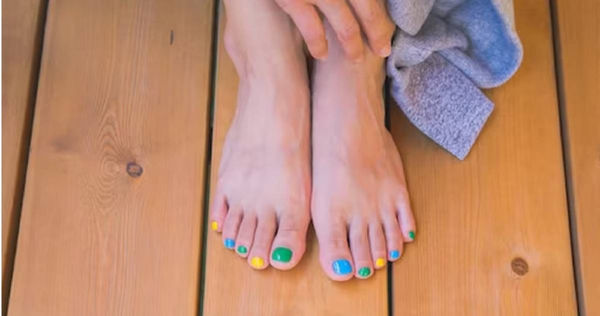 醫師提醒，若是腳趾甲變色或形狀改變，應及時就醫檢查。（圖／翻攝自unsplash）