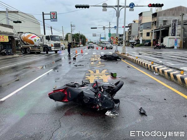 ▲▼      台南重機、機車對撞車禍，撞擊畫面曝光       。（圖／記者林悅翻攝）