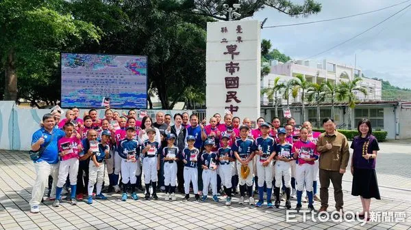 ▲賴清德副總統贈書籍給台東棒球隊。（圖／記者楊漢聲翻攝）