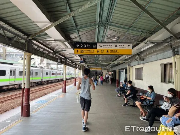 ▲月台追打進廁所，值勤女站務員竟無故遭2乘客狂毆。（圖／記者陳凱力攝）