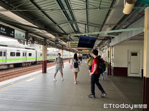 ▲月台追打進廁所，值勤女站務員竟無故遭2乘客狂毆。（圖／記者陳凱力攝）