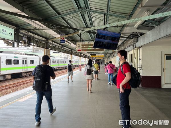 ▲月台追打進廁所，值勤女站務員竟無故遭2乘客狂毆。（圖／記者陳凱力攝）