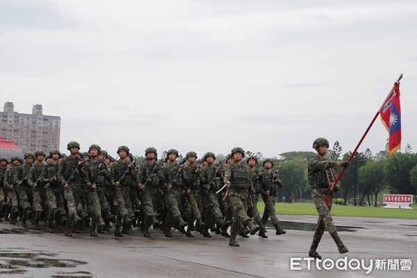 ▲陸軍官校正步連16日在黃埔校慶上踢新版正步。（圖／讀者提供）