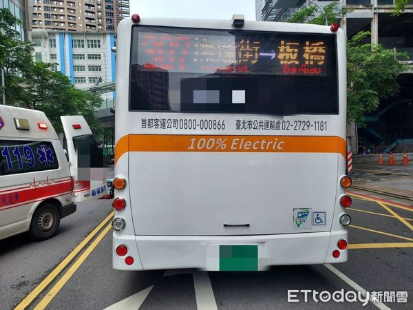 ▲▼       板橋公車、機車碰撞，女騎士命為搶救中      。（圖／記者陳以昇翻攝）